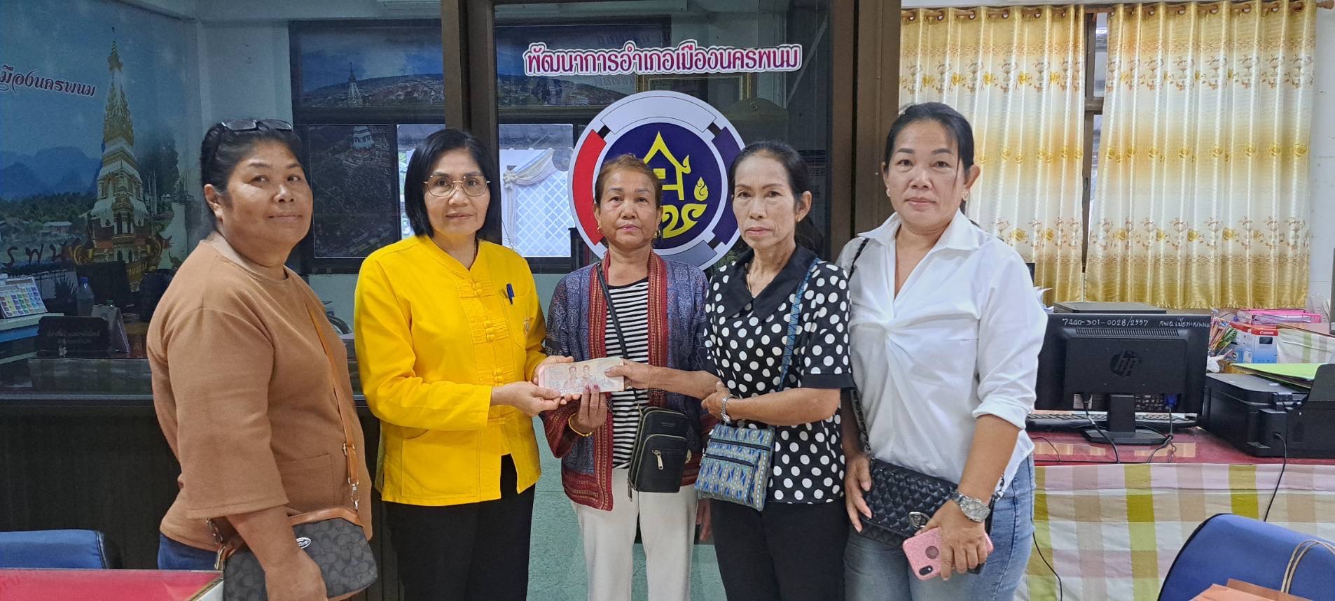 พช.เมืองนครพนม รับชำระลูกหนี้กองทุนพัฒนาบทบาทสตรี 6 หมื่นบาท